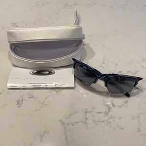 NWT Oakley Sunglasses with blue top and sides, mirrored lenses